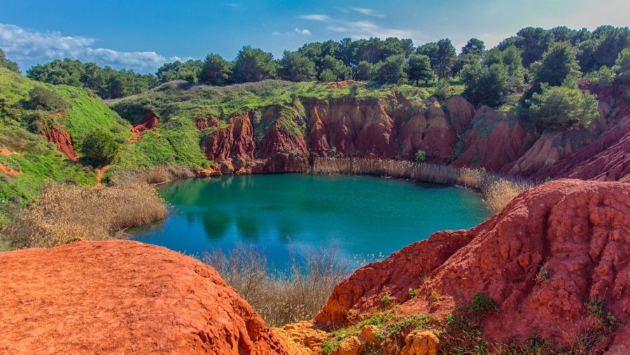 Il laghetto di bauxite, viaggio a colori nella natura salentina