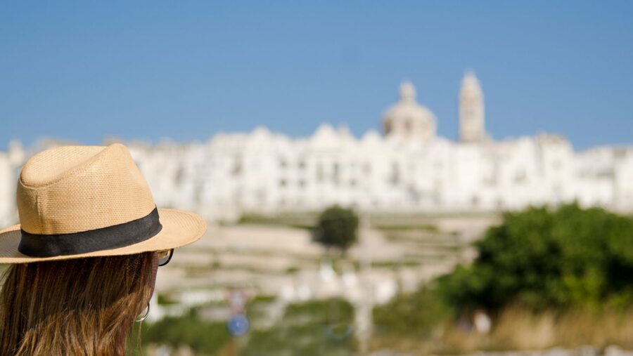 Ton sur ton, abiti e posti che si abbinano alla perfezione: le città bianche della Valle d’Itria