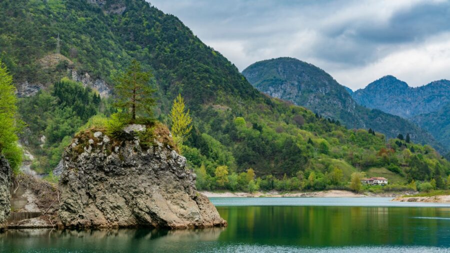 Lago di Redona, in Friuli Venezia Giulia il lago dei borghi sommersi