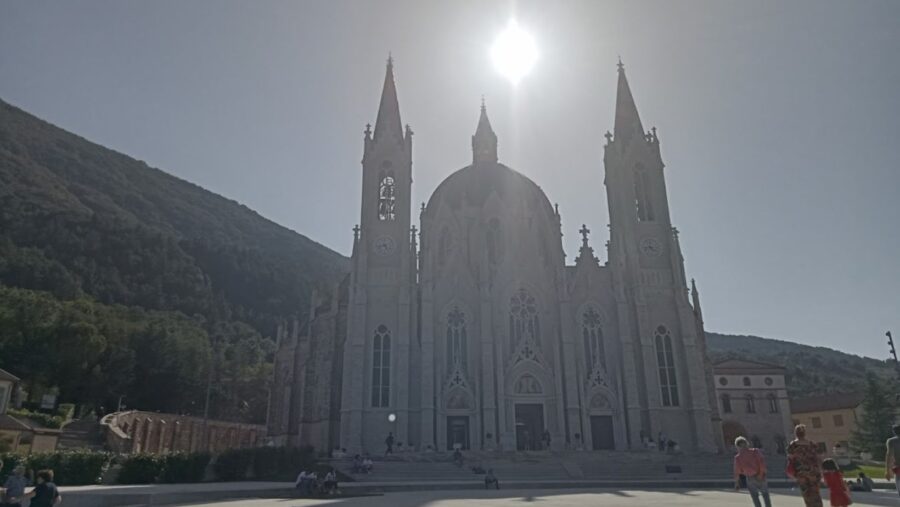 Santuario di Castelpetroso, in Molise la chiesa che somiglia ad un castello delle favole