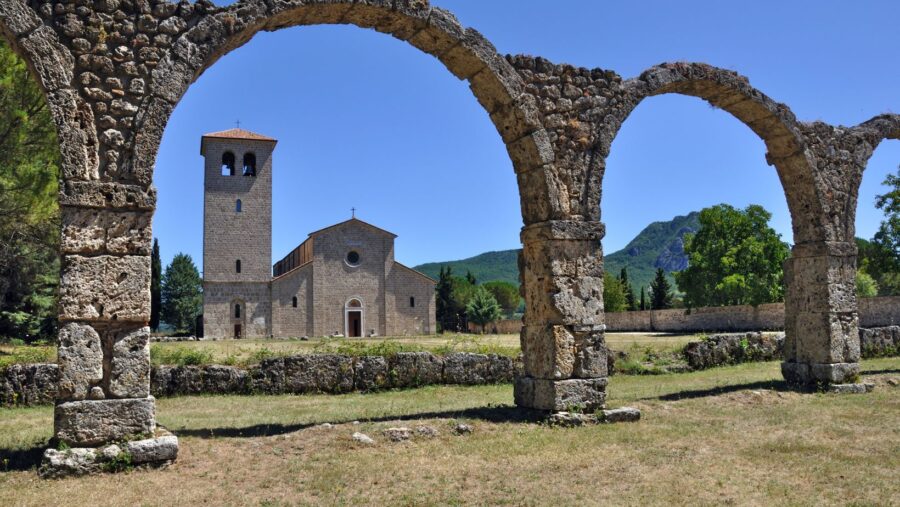 Castel San Vincenzo in Molise, l’abbazia e il lago sono tesori da scoprire