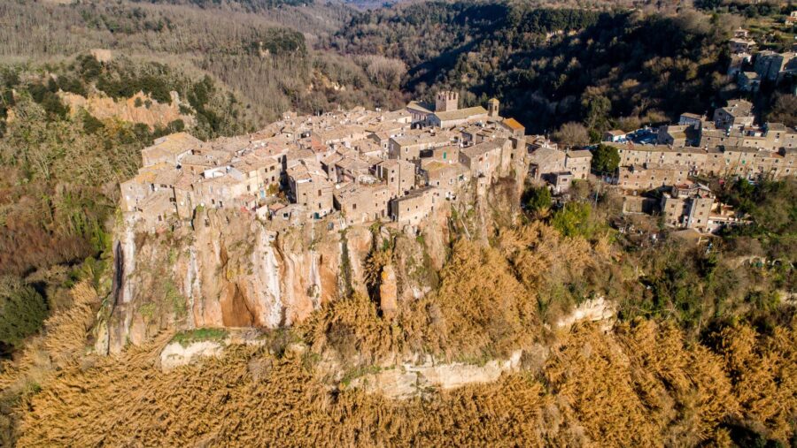 Calcata, il borgo hippie degli artisti ad un’ora da Roma