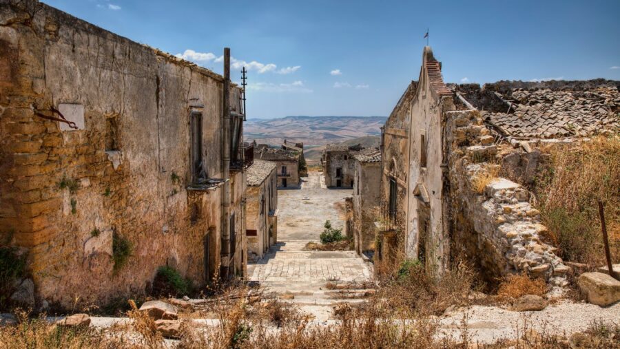 Borghi fantasma in Italia, viaggio tra paesi abbandonati e atmosfere inquietanti