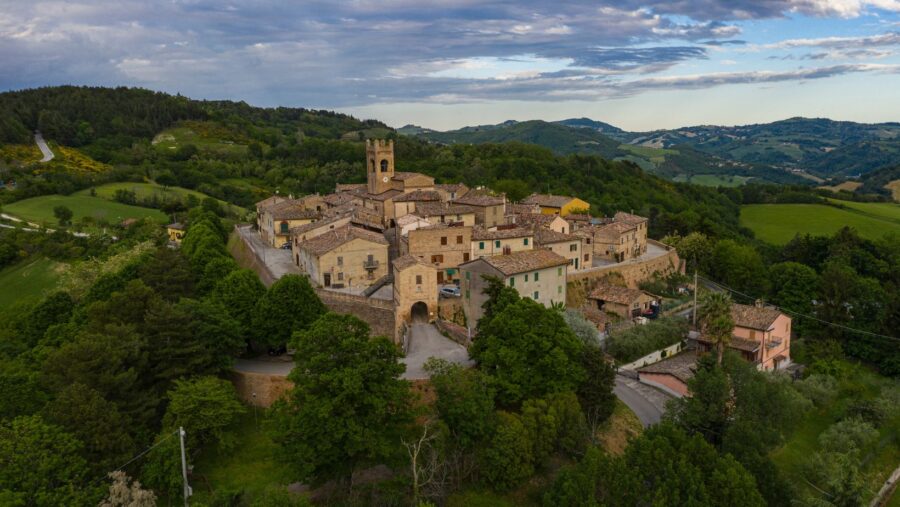 Montefabbri, il borgo delle Marche è un capolavoro di architettura medievale