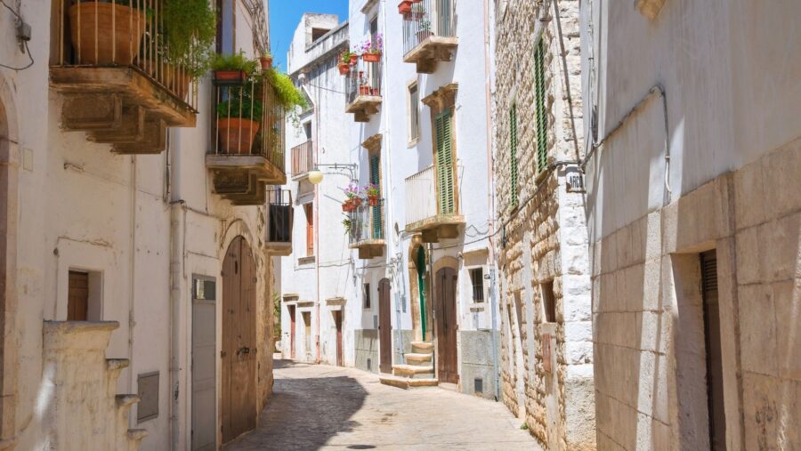 Putignano: in Puglia per un viaggio tra Carnevale, storia e divertimento