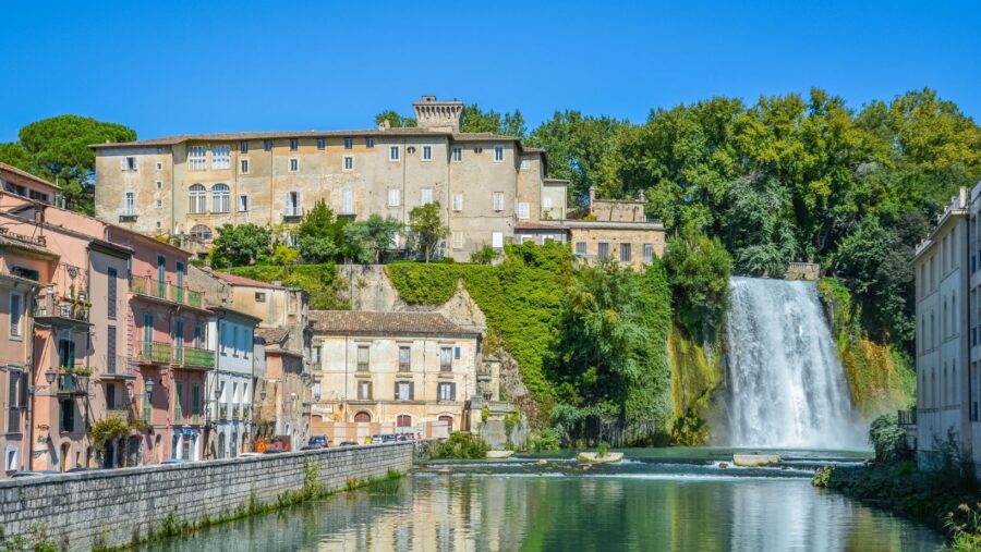 Isola del Liri, la cittadina che ha una cascata in centro