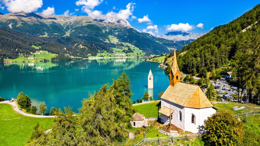 Il Lago di Resia, lo straordinario caso del lago del ‘campanile sommerso’