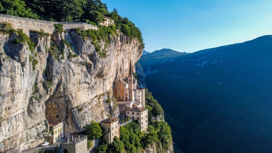 Santuario Madonna della Corona, scoprendo il prodigioso santuario nella roccia