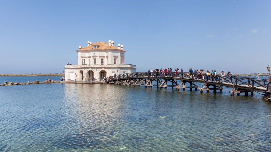 La Casina Vanvitelliana di Bacoli è un luogo sospeso tra sogno e realtà