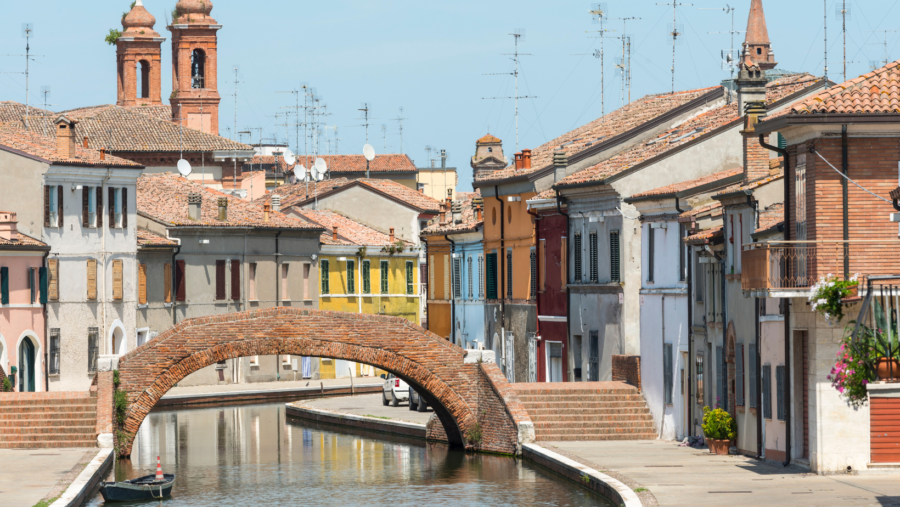 Comacchio, ton sur ton con la piccola Venezia dell’Emilia Romagna (che è coloratissima)