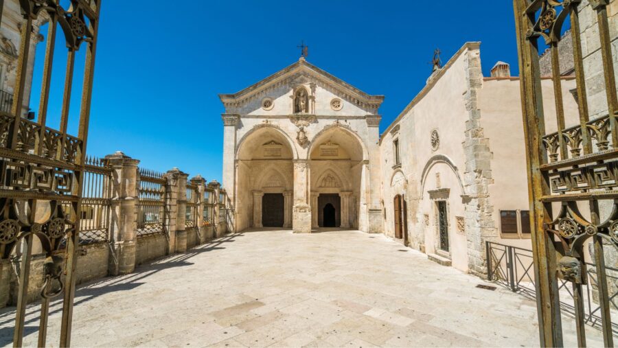 Il Santuario di San Michele Arcangelo, il santuario nella roccia della Puglia