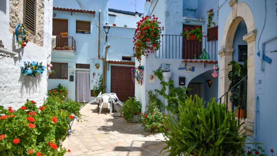 Casamassima, in provincia di Bari c’è un paese tutto azzurro (ed è uno dei posti più colorati e instagrammabili della Puglia)