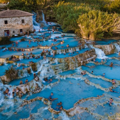 Terme di Saturnia, il regno del benessere a cielo aperto (anche a costo zero)