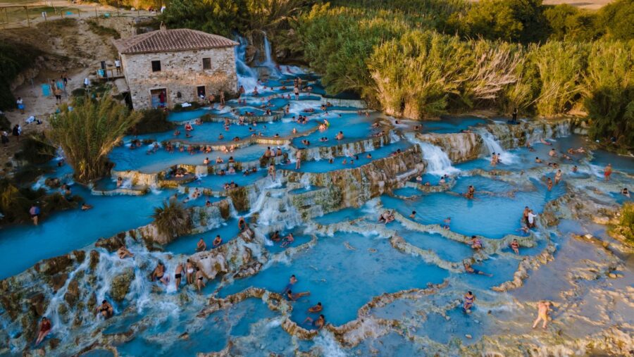 Terme di Saturnia, il regno del benessere a cielo aperto (anche a costo zero)