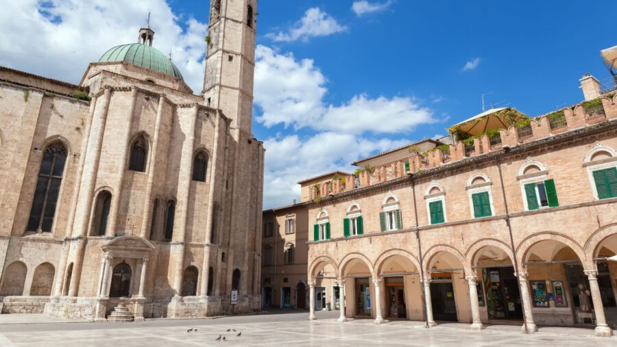 Ascoli Piceno, la bianchissima città delle Marche che sembra scolpita nel travertino