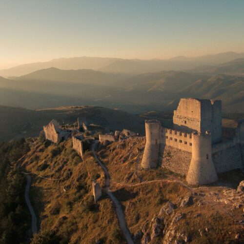 Rocca Calascio, il castello più alto d’Italia dove il Medioevo se ne sta a 1400 metri tra le cime del Gran Sasso