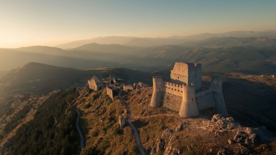 Rocca Calascio, il castello più alto d’Italia dove il Medioevo se ne sta a 1400 metri tra le cime del Gran Sasso