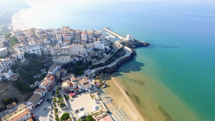 Sperlonga, la bella della Riviera di Ulisse bianca come una piccola isola greca