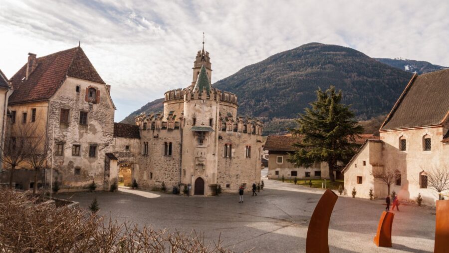 Abbazia di Novacella, in Alto Adige uno dei monasteri più belli d’Italia e d’Europa tra libri antichi e vini d’autore