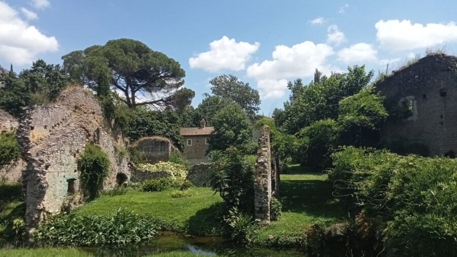 Il Giardino di Ninfa, in Italia uno dei giardini più belli al mondo tra natura e misteriose rovine