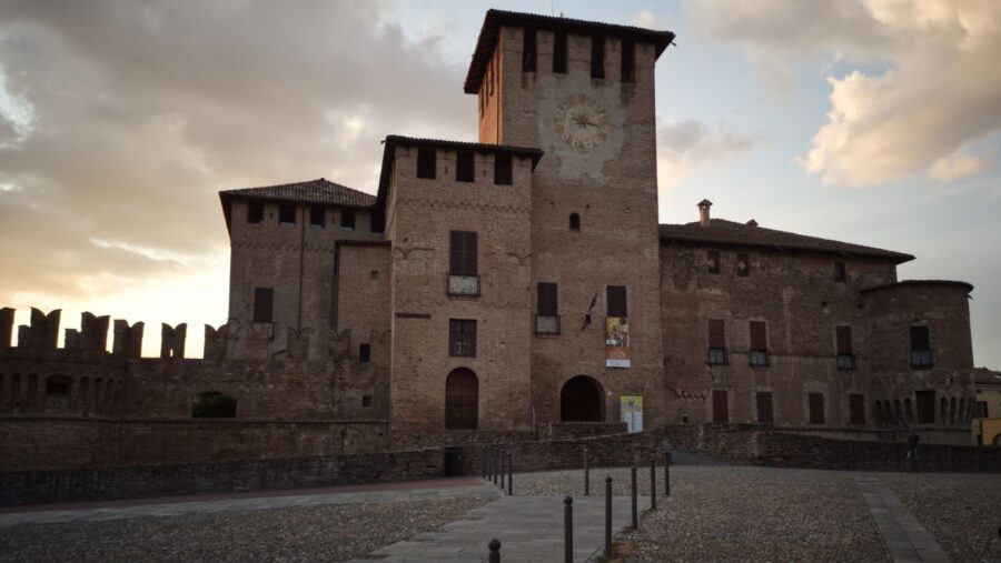 Fontanellato, un viaggio nella cittadina della Rocca Sanvitale e del labirinto dei record